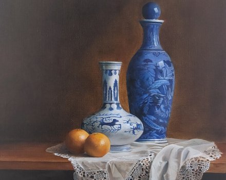 stilleven met blauwe vaas, kant, sinaasappelen - oil on linnen canvas - 50 cm x 40 cm - in private collectie
