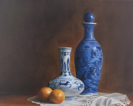 PEINTURE RÉCENTE - Nature morte au vase bleu, à la dentelle et aux oranges - 50 cm x 40 cm 
